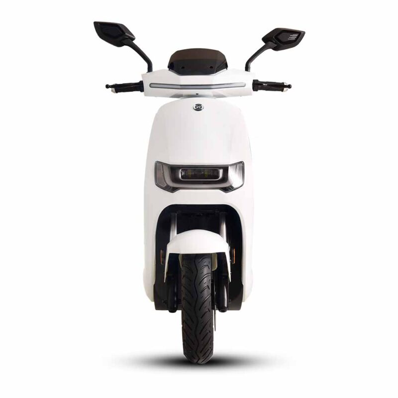 Voorkant witte scooter